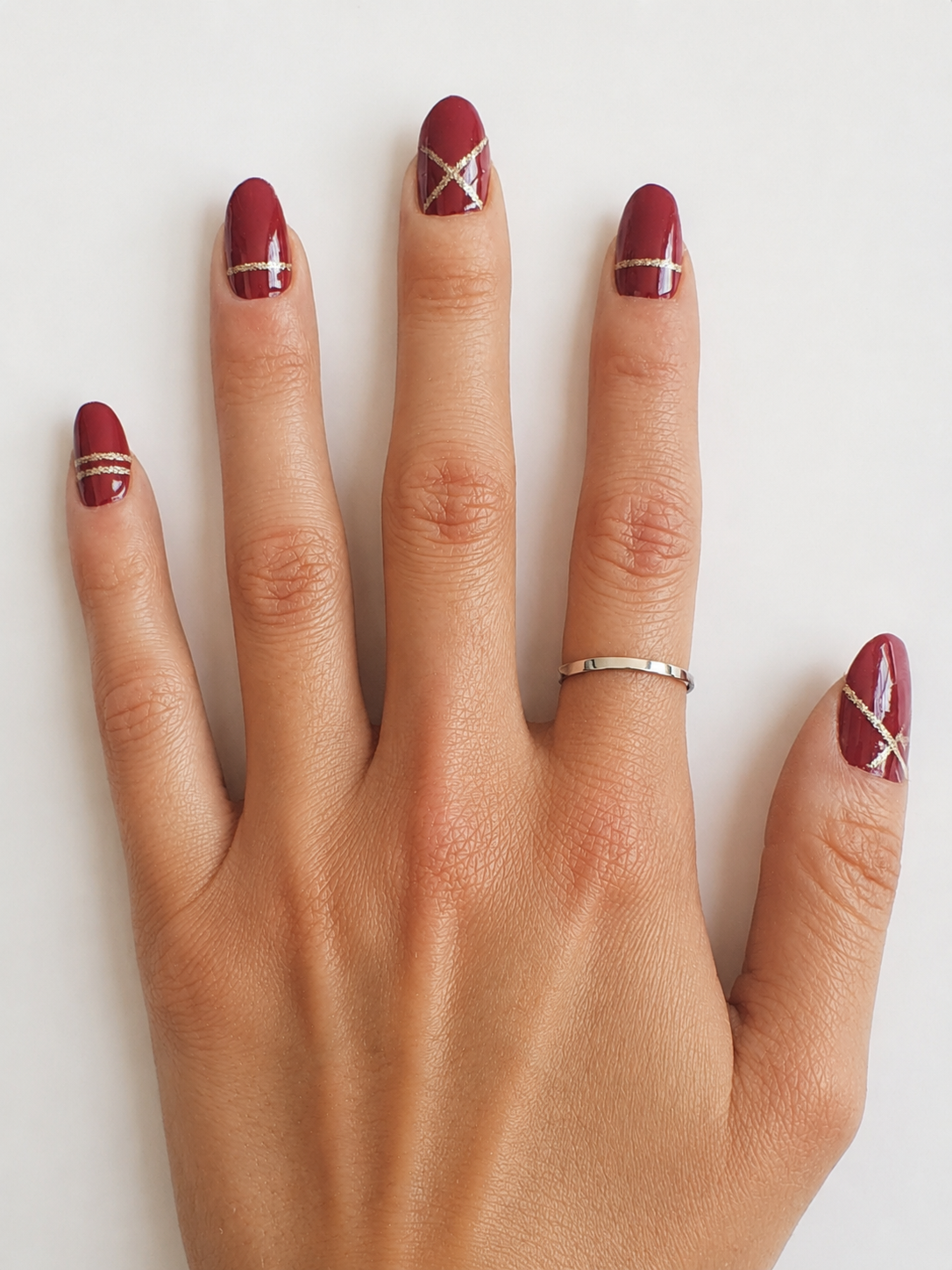 Main portant des autocollants vernis