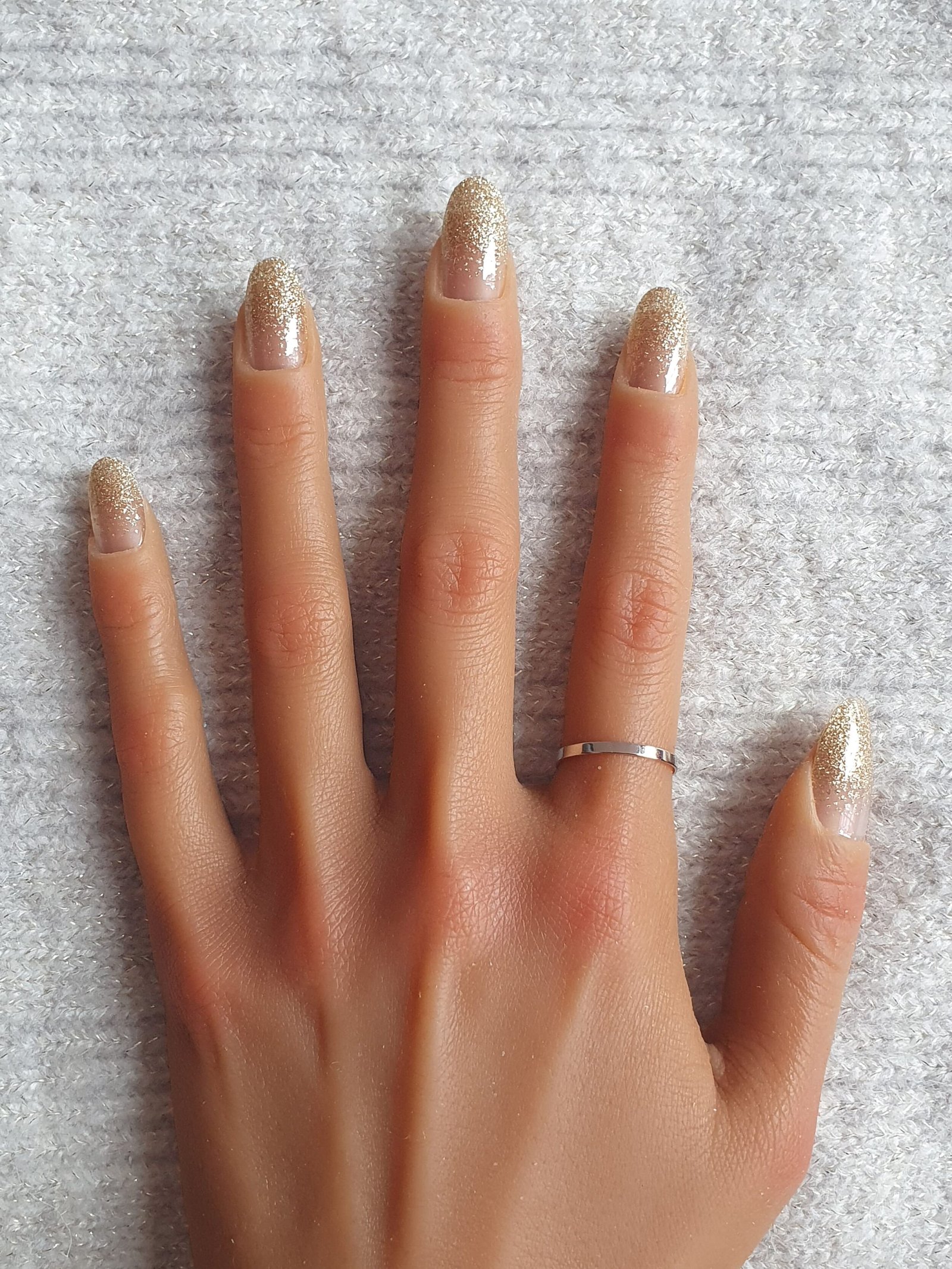 Ongles pailletés dorés pour Noël : le modèle Champagne, pour briller lors des fêtes.