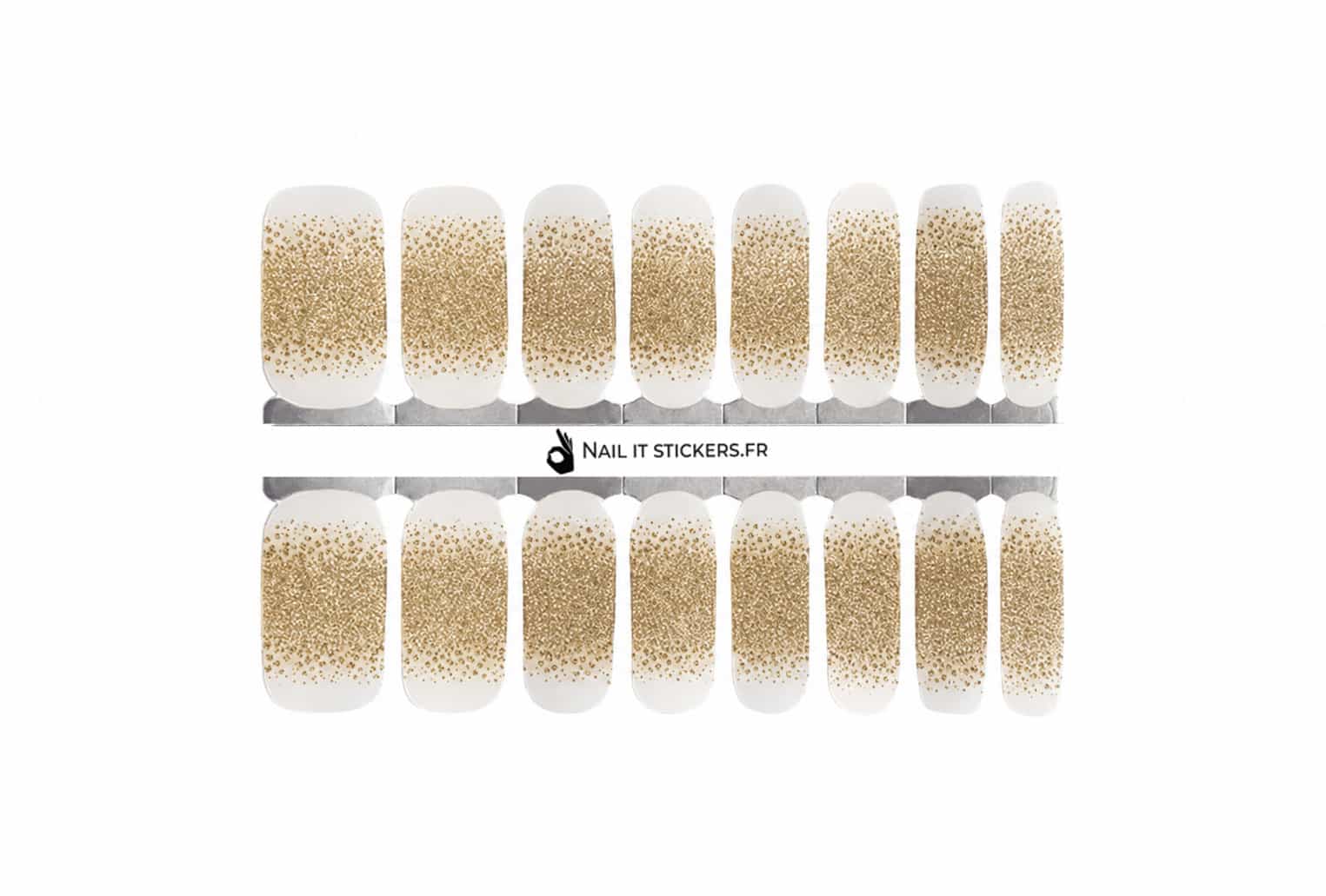 Manucure festive avec des ongles pailletés pour Noël, idéale pour un look élégant et scintillant.