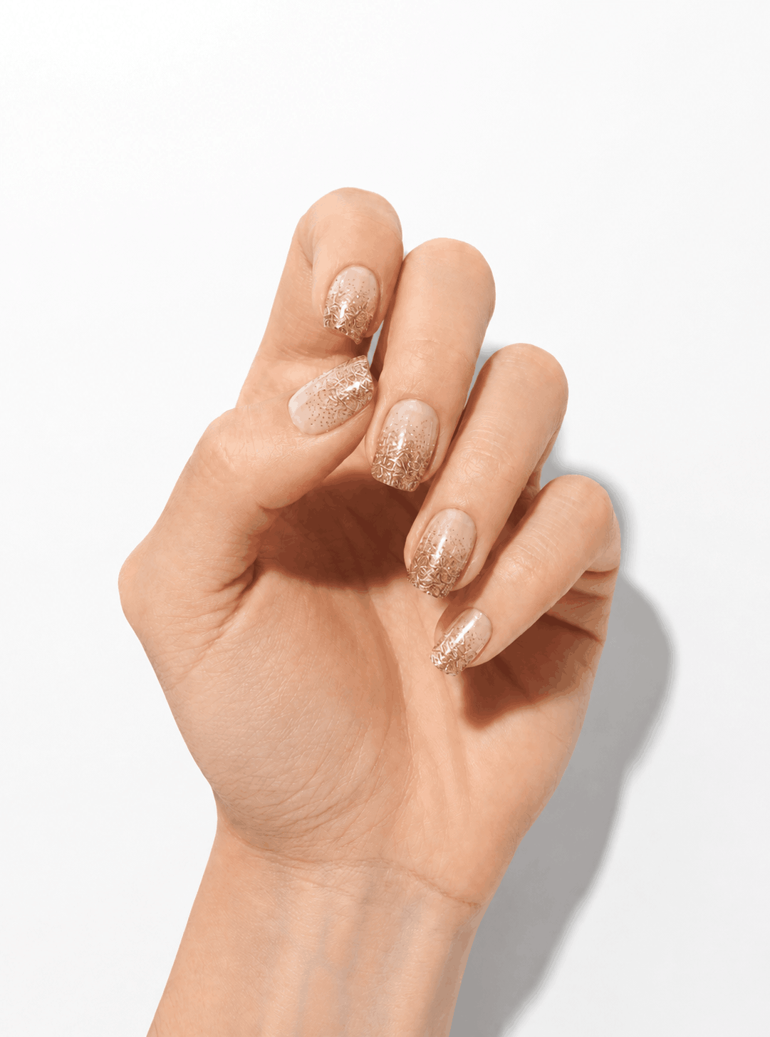 Manucure festive avec paillettes dorées