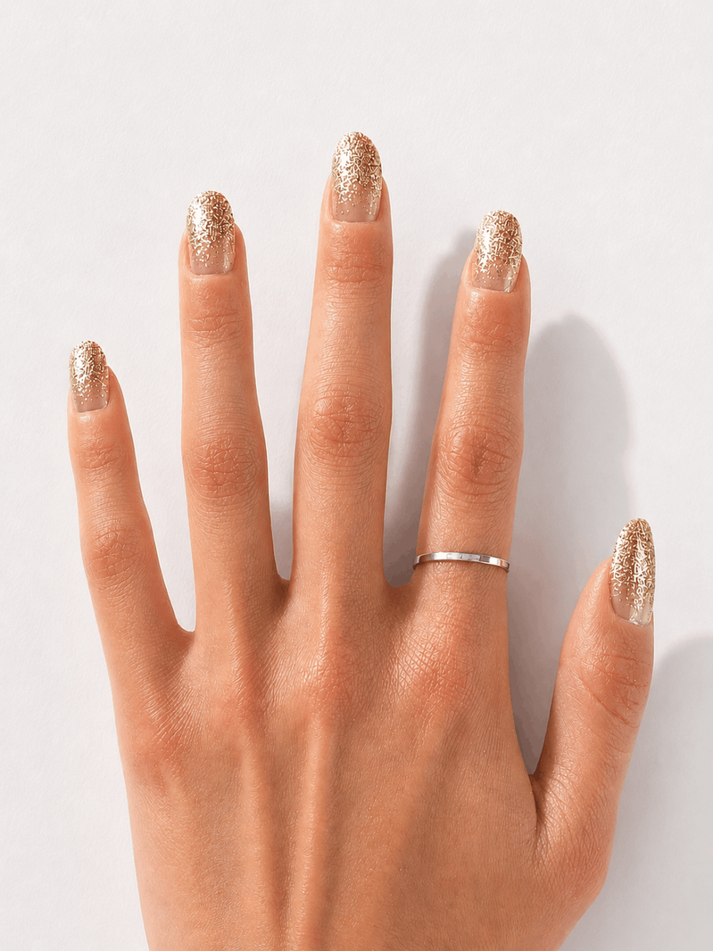 Des ongles pailletés pour manucure festive dorée
