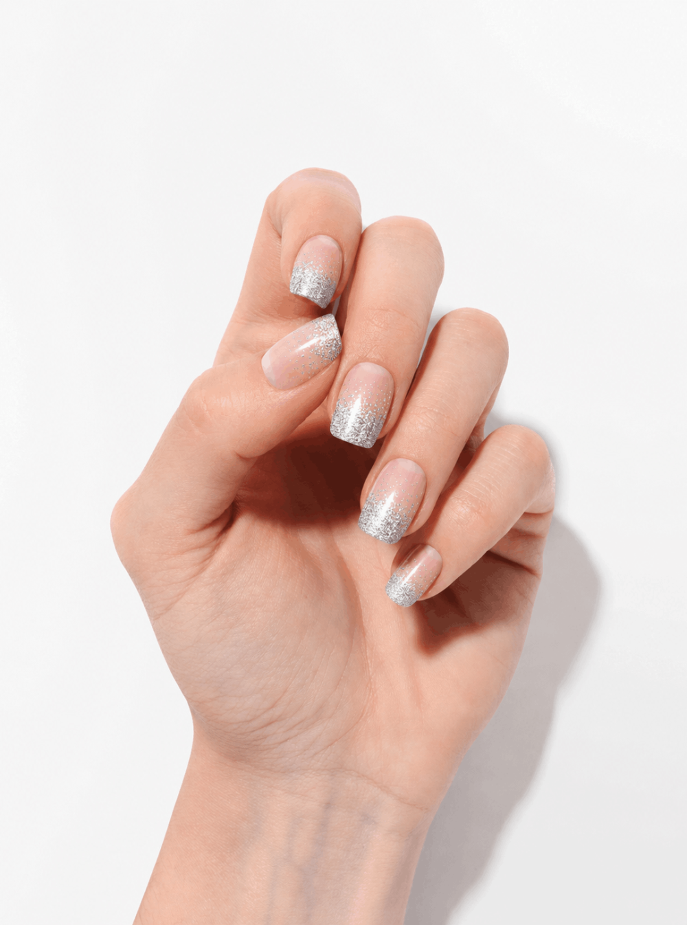 Main avec paillettes : un nail art argenté pour Noël
