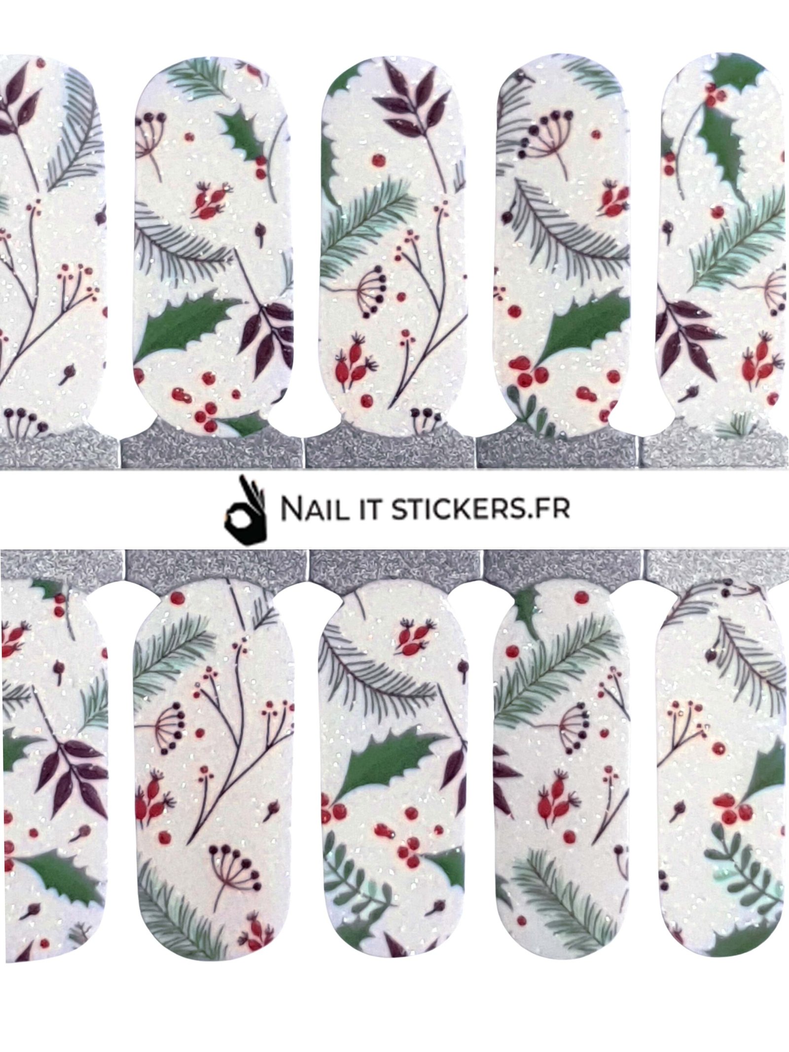 Gros plan sur des stickers de manucure d'hiver avec des motifs naturels de sapin, houx et baies rouges sur fond blanc.