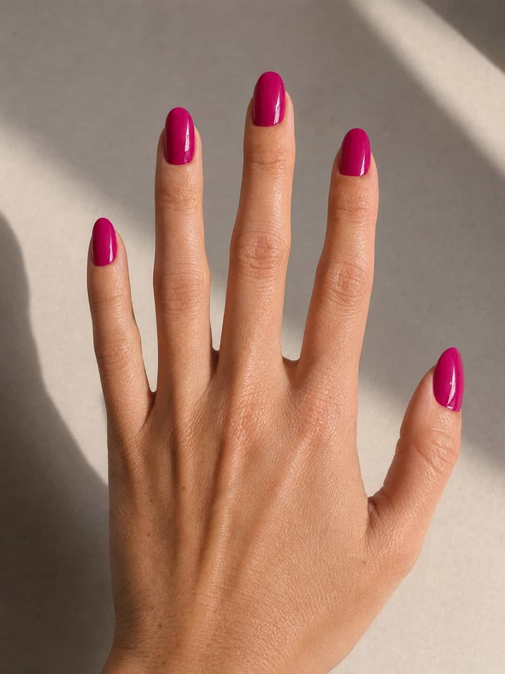 Pose de gel ongles en salon avec lampe UV et finition glossy