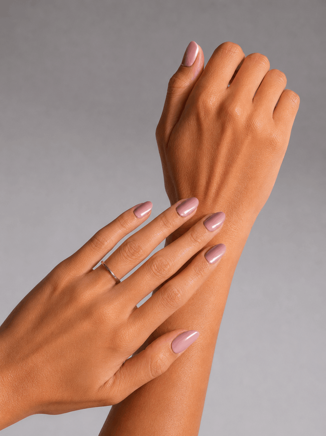 Vernis rose poudré porté
