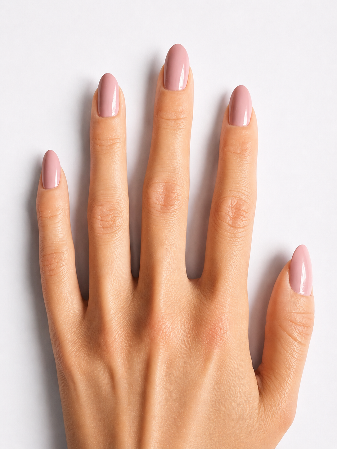 Vernis vieux rose poudré porté sur une main