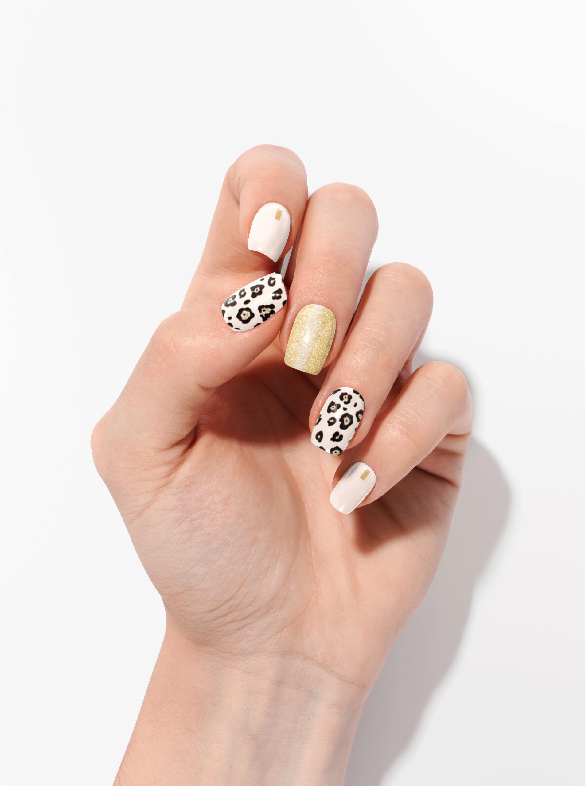 Manucure avec stickers ongles léopard et pailletés dorés, parfaite pour un look chic et audacieux.